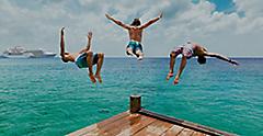 Weekend Cruise Getaway Friends Jumping Dock